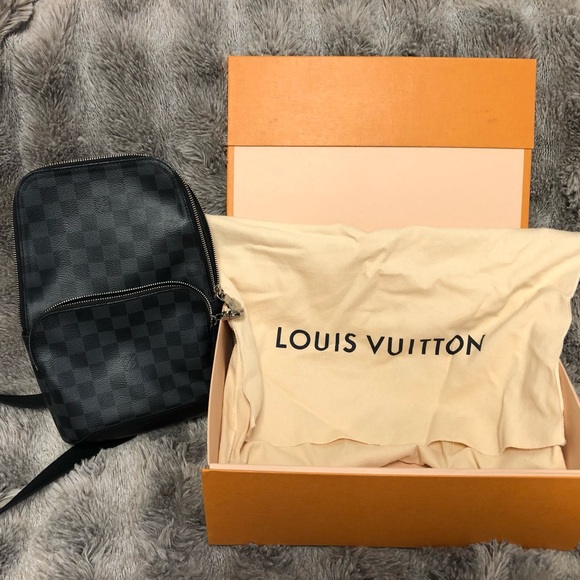 LOUIS VUITTON AVENUE SLINGBAG 10/10 CONDITION - Picture 4 of 10